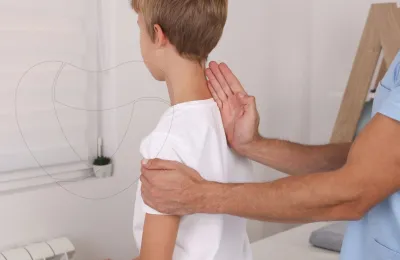 Skolyoz Belirtileri Çocuklarda Nasıl Anlaşılır?